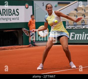 Tennista professionista Madison Keys degli Stati Uniti in azione durante il suo turno 4 partita al Roland Garros 2022 a Parigi, Francia Foto Stock