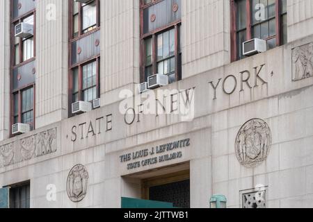Cartello dello stato di New York sul Louis J. Lefkowitz State Office Building a New York City, USA. Foto Stock