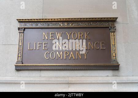 New York City, NY, USA - 22 agosto 2022: Firma della New York Life Insurance Company sull'edificio nella sua sede a New York City, NY, USA Foto Stock