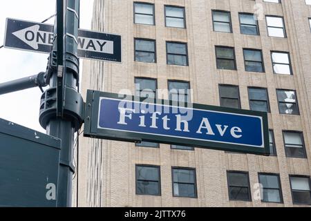 New York City, USA - 17 agosto 2022: Primo piano del cartello stradale Fifth Avenue è visto a New York City, USA. Foto Stock