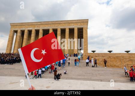 Anitkabir e bandiera turca. Fuoco selettivo sulla bandiera in Anitkabir. 10 kasim o 10th novembre e 29th ottobre repubblica giorno o 29 ekim cumhuriyet ba Foto Stock