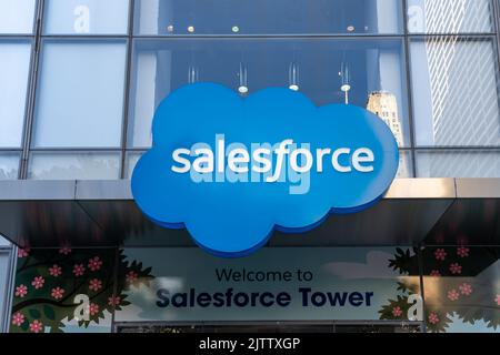 New York, NY, USA - 18 agosto 2022: Logo Salesforce presso la sede aziendale di New York, New York, USA il 18 agosto 2022. Foto Stock