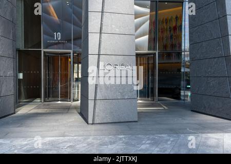 Il logo l'Oreal sul suo quartier generale l'Oreal USA a New York City, USA. Foto Stock