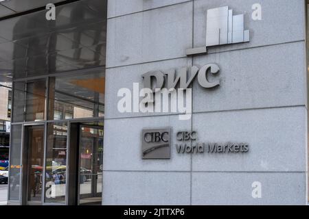 New York City, USA - 18 agosto 2022: Logo PricewaterhouseCoopers (PwC) e CIBC World Markets sull'edificio per uffici di New York City Foto Stock