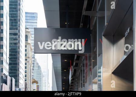 Un cartello di proiezione Verizon sull'edificio di New York City, USA. Foto Stock