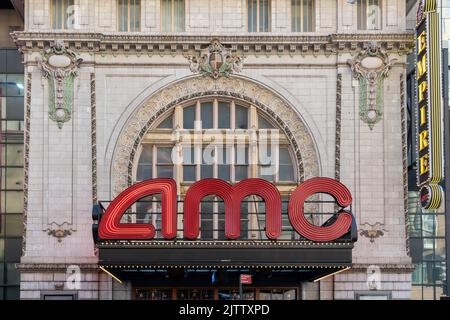 Il cartello AMC si trova sopra l'ingresso dell'AMC Empire 25 a New York City, USA. Foto Stock