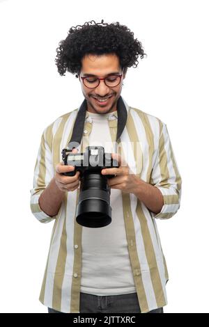 uomo sorridente o fotografo con fotocamera digitale Foto Stock