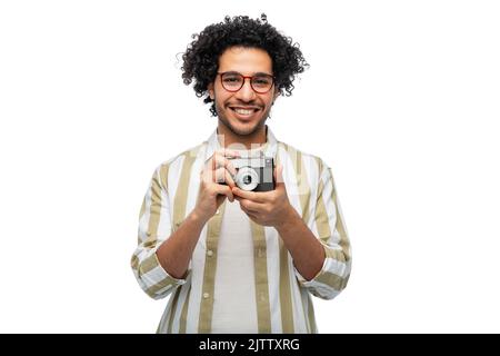 uomo sorridente o fotografo con una macchina fotografica Foto Stock