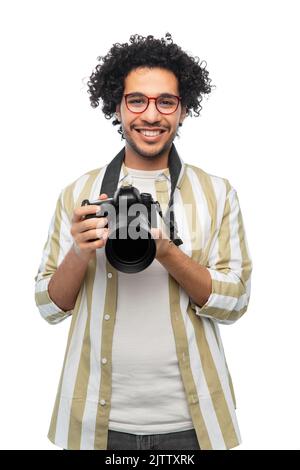 uomo sorridente o fotografo con fotocamera digitale Foto Stock