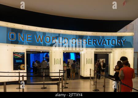 New York City, USA - 19 agosto 2022: I visitatori all'ingresso dell'One World Observatory di New York City, USA. Foto Stock