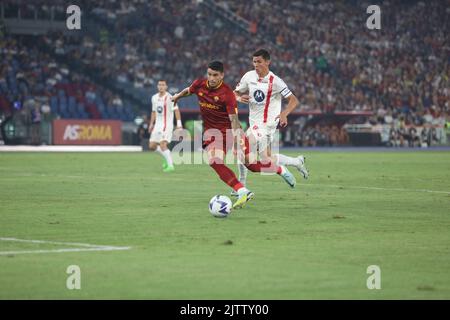 Roma, Italia. 30th ago, 2022. Allo Stadio Olimpico di Roma, come Roma ha battuto Monza 3-0 per il gioco 4th della Serie A 2022 - 2023 in questa foto: Roger Ibanez (Foto di Paolo Pizzi/Pacific Press) Credit: Pacific Press Media Production Corp./Alamy Live News Foto Stock