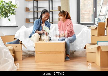 le donne che si spostano in una nuova casa e contano i soldi Foto Stock