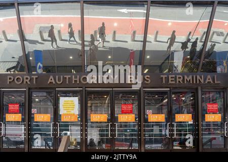 Uno degli ingressi al terminal degli autobus di Port Authority Midtown a New York City, USA Foto Stock