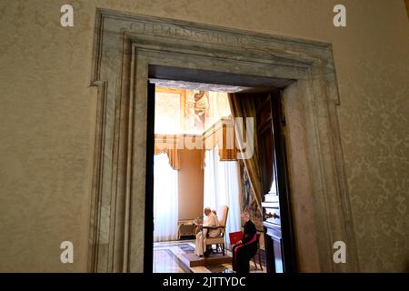 Vaticano, Vaticano. 01st Set, 2022. Italia, Roma, Vaticano, 22/09/1 Papa Francesco ha ricevuto questa mattina in udienza il Capitolo Generale dei Padri Schönstatt al Vaticano Fotografia dei media Vaticani/Stampa Cattolica Foto. LIMITATO AD USO EDITORIALE - NESSUN MARKETING - NESSUNA CAMPAGNA PUBBLICITARIA credito: Independent Photo Agency/Alamy Live News Foto Stock