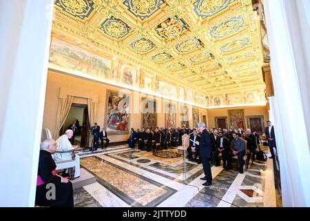 Vaticano, Vaticano. 01st Set, 2022. Italia, Roma, Vaticano, 22/09/1 Papa Francesco ha ricevuto questa mattina in udienza il Capitolo Generale dei Padri Schönstatt al Vaticano Fotografia dei media Vaticani/Stampa Cattolica Foto. LIMITATO AD USO EDITORIALE - NESSUN MARKETING - NESSUNA CAMPAGNA PUBBLICITARIA credito: Independent Photo Agency/Alamy Live News Foto Stock