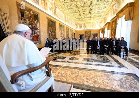 Vaticano, Vaticano. 01st Set, 2022. Italia, Roma, Vaticano, 22/09/1 Papa Francesco ha ricevuto questa mattina in udienza il Capitolo Generale dei Padri Schönstatt al Vaticano Fotografia dei media Vaticani/Stampa Cattolica Foto. LIMITATO AD USO EDITORIALE - NESSUN MARKETING - NESSUNA CAMPAGNA PUBBLICITARIA credito: Independent Photo Agency/Alamy Live News Foto Stock