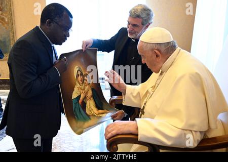 Vaticano, Vaticano. 01st Set, 2022. Italia, Roma, Vaticano, 22/09/1 Papa Francesco ha ricevuto questa mattina in udienza il Capitolo Generale dei Padri Schönstatt al Vaticano Fotografia dei media Vaticani/Stampa Cattolica Foto. LIMITATO AD USO EDITORIALE - NESSUN MARKETING - NESSUNA CAMPAGNA PUBBLICITARIA credito: Independent Photo Agency/Alamy Live News Foto Stock