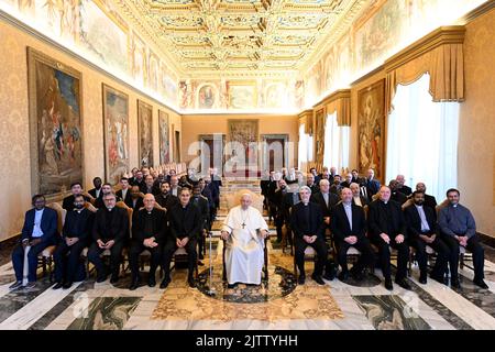 Vaticano, Vaticano. 01st Set, 2022. Italia, Roma, Vaticano, 22/09/1 Papa Francesco ha ricevuto questa mattina in udienza il Capitolo Generale dei Padri Schönstatt al Vaticano Fotografia dei media Vaticani/Stampa Cattolica Foto. LIMITATO AD USO EDITORIALE - NESSUN MARKETING - NESSUNA CAMPAGNA PUBBLICITARIA credito: Independent Photo Agency/Alamy Live News Foto Stock