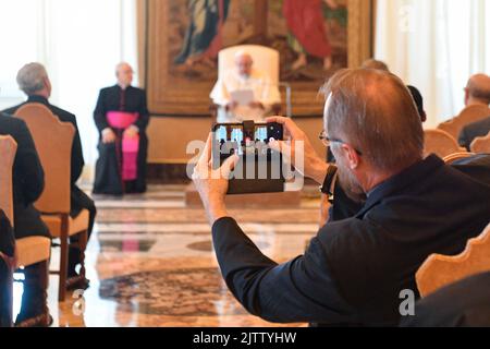 Vaticano, Vaticano. 01st Set, 2022. Italia, Roma, Vaticano, 22/09/1 Papa Francesco ha ricevuto questa mattina in udienza il Capitolo Generale dei Padri Schönstatt al Vaticano Fotografia dei media Vaticani/Stampa Cattolica Foto. LIMITATO AD USO EDITORIALE - NESSUN MARKETING - NESSUNA CAMPAGNA PUBBLICITARIA credito: Independent Photo Agency/Alamy Live News Foto Stock