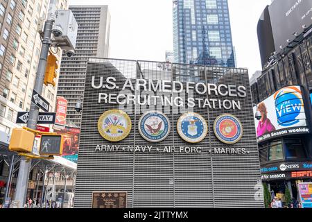 New York City, NY, USA - 21 agosto 2022: Una segnaletica per la stazione di reclutamento delle forze armate statunitensi a Times Square a New York City. Foto Stock