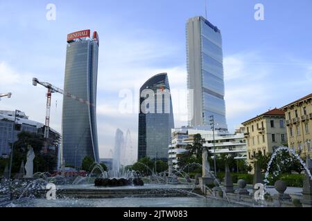 Milano, Italia Maggio 13 2022: Tre Torri Allianz (il DrittoThe Straight), generali (lo StortoThe Twisted), PwC (il CurvoThe Curved) Foto Stock