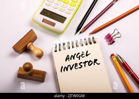 Angel investitore. Cancelleria su un tavolo da ufficio bianco. Foto Stock