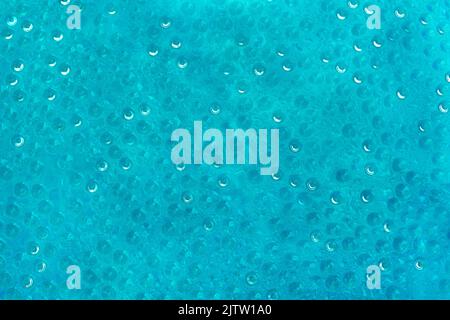 Schema delle gocce d'acqua in primo piano su fondo astratto della superficie di vetro. Immagine di acqua tonata in colore trendy. Spazio di copia. Foto Stock
