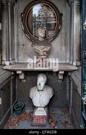 Particolare interno tomba sepolcrale situata nel cimitero di Passy. Parigi, Francia. 5/2009 Foto Stock