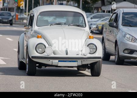 Auto bianca in una strada Copacabana a Rio de Janeiro Brasile. Foto Stock