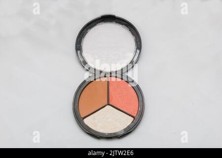 Trucco, polvere compatta per il viso su sfondo bianco a Rio de Janeiro. Foto Stock