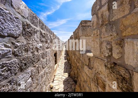 Gerusalemme, Israele, bastioni scenografici camminano sulle mura della Città Vecchia con vedute panoramiche dello skyline. Foto Stock