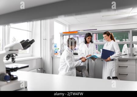 gruppo internazionale di scienziati in laboratorio Foto Stock