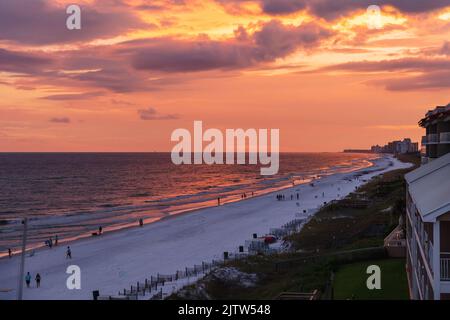 Un tramonto sulle splendide spiagge di Destin, Florida, USA. Foto Stock