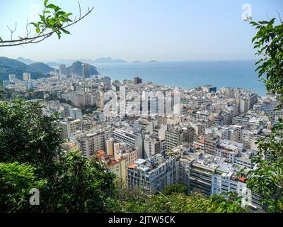 Vista del quartiere di Copacabana dalla cima della cima dell'Inhanga di Agulhinha a Rio de Janeiro. Foto Stock