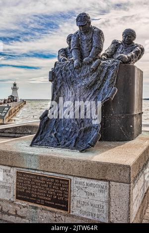 Monumento ai pescatori annegati--una scultura di Kathryn Hogg--a Port dover (Lago Erie), Ontario, Canada. Foto Stock