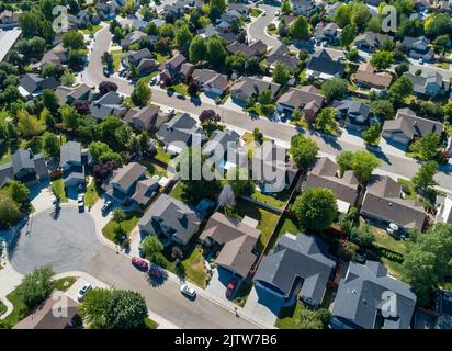 Vista dall'alto che mostra le case su una strada Foto Stock