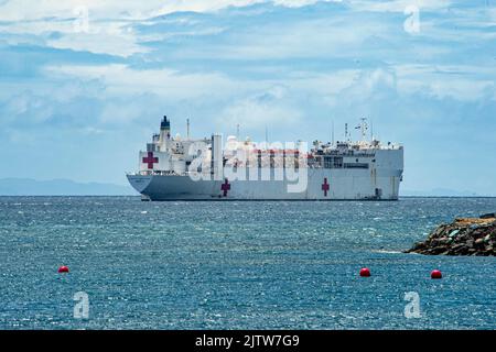 HONIARA, Isole Salomone (settembre 1, 2022) – la nave militare dell'ospedale USNS Mercy (T-AH 19), di comando Sealift militare, si trova all'ancora al suo arrivo al largo della costa di Honiara, nelle Isole Salomone, durante il Pacific Partnership 2022. Ora nel suo 17th° anno, Pacific Partnership è la più grande missione multinazionale annuale di assistenza umanitaria e di preparazione alle catastrofi condotta nell'Indo-Pacifico. Pacific Partnership è una missione unificante che promuove amicizie e cooperazione durature tra molte nazioni. La missione dell’anno nelle Isole Salomone comprenderà partecipanti provenienti da Stati Uniti, Giappone e Australia Foto Stock