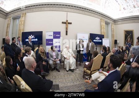 Vaticano, Vaticano. 01st Set, 2022. Italia, Roma, Vaticano, 22/09/1 Papa Francesco partecipa al 'Vitae-summit 2022 meeting a Casina Pio IV in Vaticano Fotografia del Vaticano Media/Catholic Press Photo. LIMITATO AD USO EDITORIALE - NESSUN MARKETING - NESSUNA CAMPAGNA PUBBLICITARIA credito: Independent Photo Agency/Alamy Live News Foto Stock