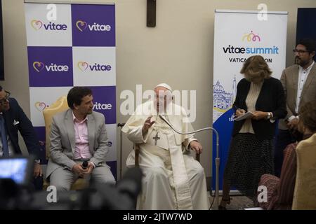 Vaticano, Vaticano. 01st Set, 2022. Italia, Roma, Vaticano, 22/09/1 Papa Francesco partecipa al 'Vitae-summit 2022 meeting a Casina Pio IV in Vaticano Fotografia del Vaticano Media/Catholic Press Photo. LIMITATO AD USO EDITORIALE - NESSUN MARKETING - NESSUNA CAMPAGNA PUBBLICITARIA credito: Independent Photo Agency/Alamy Live News Foto Stock