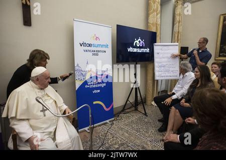 Vaticano, Vaticano. 01st Set, 2022. Italia, Roma, Vaticano, 22/09/1 Papa Francesco partecipa al 'Vitae-summit 2022 meeting a Casina Pio IV in Vaticano Fotografia del Vaticano Media/Catholic Press Photo. LIMITATO AD USO EDITORIALE - NESSUN MARKETING - NESSUNA CAMPAGNA PUBBLICITARIA credito: Independent Photo Agency/Alamy Live News Foto Stock