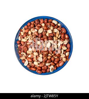 Arachidi pelate per lo sfondo. Fagioli di arachide arrosto con bucce. Isolato in una piastra blu su sfondo bianco. Foto Stock