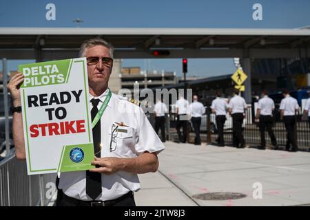 Queens, New York, USA 1st settembre 2022 giovedì prima del fine settimana delle festività del Labor Day degli Stati Uniti, piloti Delta Airlines fuori servizio, membri dell'Air Line Pilots Association, Picket al di fuori del terminal Delta all'aeroporto JFK per protestare contro i lunghi negoziati contrattuali che hanno avuto inizio nell'aprile 2019 e sono stati sospesi per due anni durante la pandemia, riprendendo nel gennaio 2022. ALPA dice che i piloti hanno volato “livelli storici di straordinario” a causa del ritorno della domanda di viaggio e ha detto che è stato picketing almeno una dozzina di aeroporti statunitensi. Foto Stock