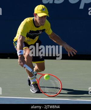 1 settembre 2022: Diego Schwartzman (ARG) ha sconfitto Alexei Popyrin (AUS) in un primo set stretto, 7-6, al US Open in corso di gioco al Billie Jean King Ntional Tennis Center di Flushing, Queens, New York/USA © Grace Schultz/CSM Foto Stock