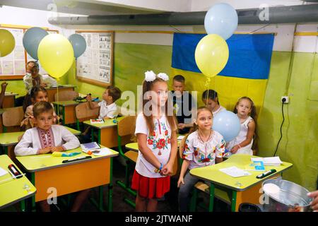 I bambini della scuola frequentano una classe il primo giorno di scuola all'interno di un rifugio bomba nella città del sud dell'Ucraina di Odesa. La Giornata della conoscenza viene celebrata annualmente il 01 settembre come la tradizionale data di inizio di un nuovo anno scolastico, i bambini tornano a scuola come il paese supera mezzo anno dopo l'invasione russa. Non un sacco di bambini nella regione di Odessa tornerà alle scuole come solo le scuole che hanno rifugi bomba si aprirà e la maggior parte dei bambini continuerà a imparare online a causa della guerra. Secondo i media. Foto Stock