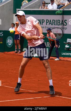 Tennista professionista della Polonia Hubert Hurkacz in azione durante il turno maschile 4 partita contro Casper Ruud di Norvegia a 2022 Roland Garros Foto Stock