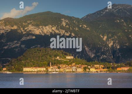 Vista sulla montagna e sullo skyline di Bellagio dal Lago di Como al tramonto, Italia settentrionale Foto Stock