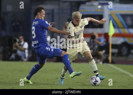 Josh Doig di Hellas Verona FC compete per la palla con Liam Henderson di Empoli FC durante Empoli FC vs Hellas Verona, 4° Serie A Tim 2022-23 game at Foto Stock