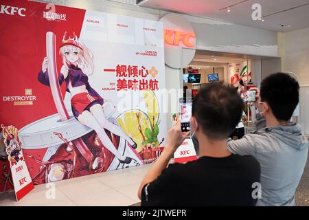 SHANGHAI, CINA - 1 SETTEMBRE 2022 - varie decorazioni raffiguranti personaggi di gioco ed elementi di gioco sono visibili all'interno e all'esterno di un negozio KFC a Shan Foto Stock