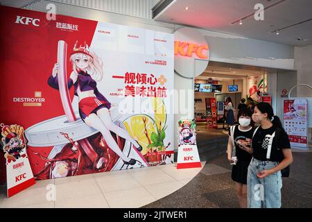 SHANGHAI, CINA - 1 SETTEMBRE 2022 - varie decorazioni raffiguranti personaggi di gioco ed elementi di gioco sono visibili all'interno e all'esterno di un negozio KFC a Shan Foto Stock