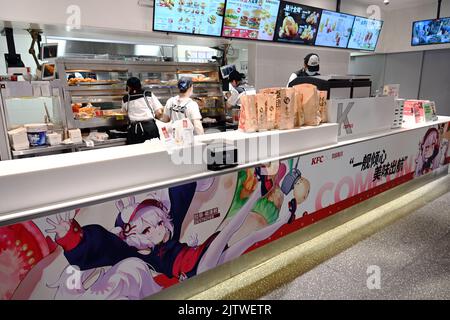 SHANGHAI, CINA - 1 SETTEMBRE 2022 - varie decorazioni raffiguranti personaggi di gioco ed elementi di gioco sono visibili all'interno e all'esterno di un negozio KFC a Shan Foto Stock